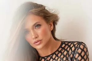 56-летняя Лопес эффектно подвернула леггенсы, чтобы показать свой накачанный живот. Фото