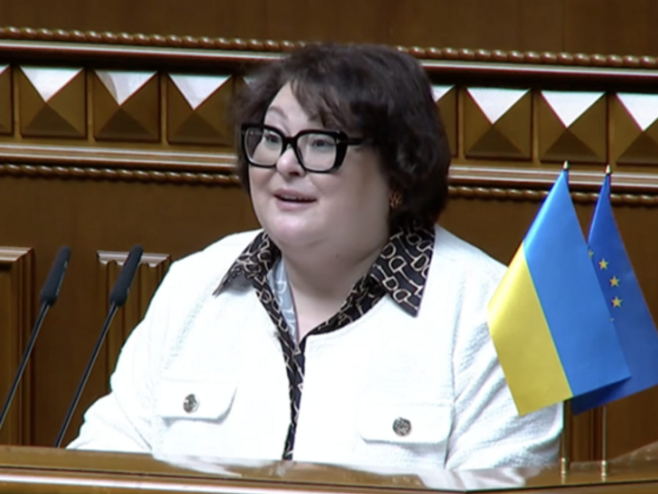 В Раде принесла присягу новый депутат от "Слуги народа". Она возглавляет другую партию