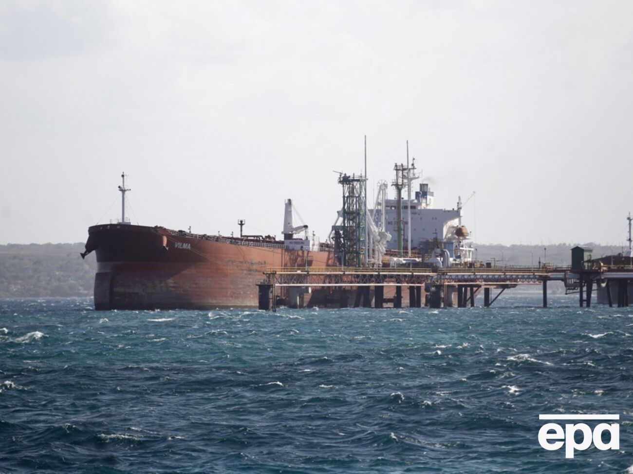 Россия увеличила экспорт сырой нефти до максимума за месяц. Причина – в украинских ударах