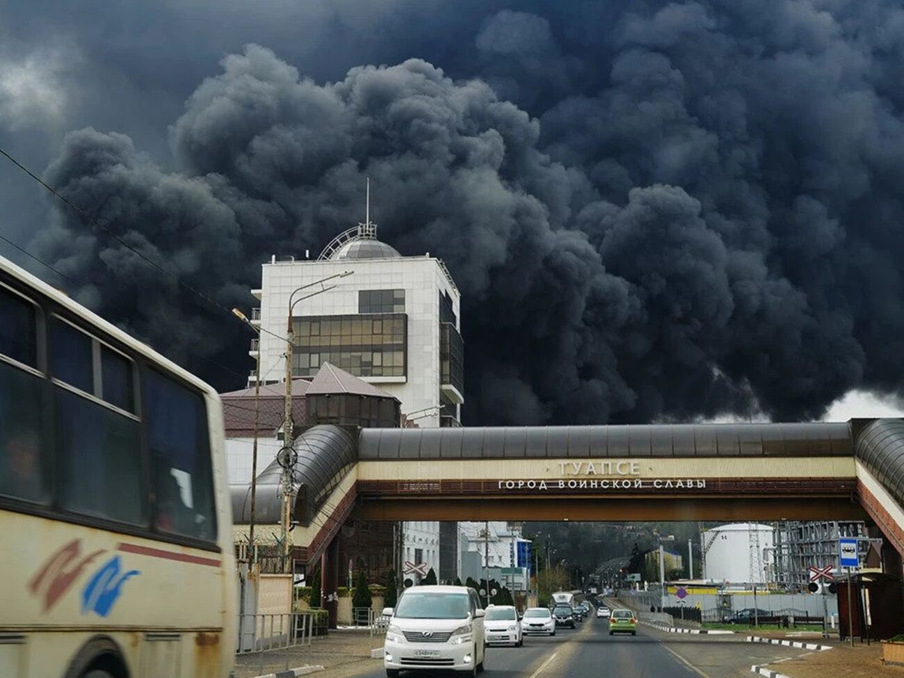 В Туапсе по улице разлилась горящая нефть. Видео