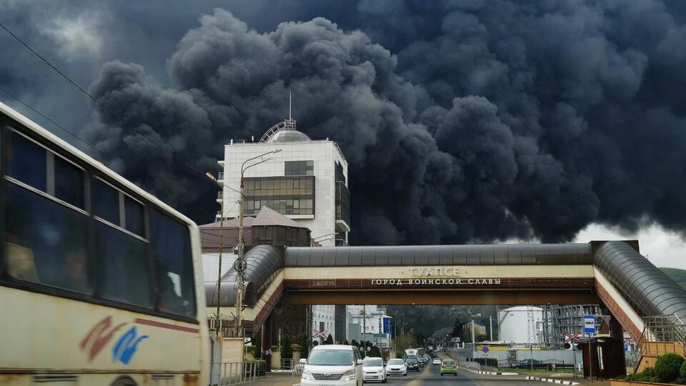 В Туапсе по улице разлилась горящая нефть. Видео