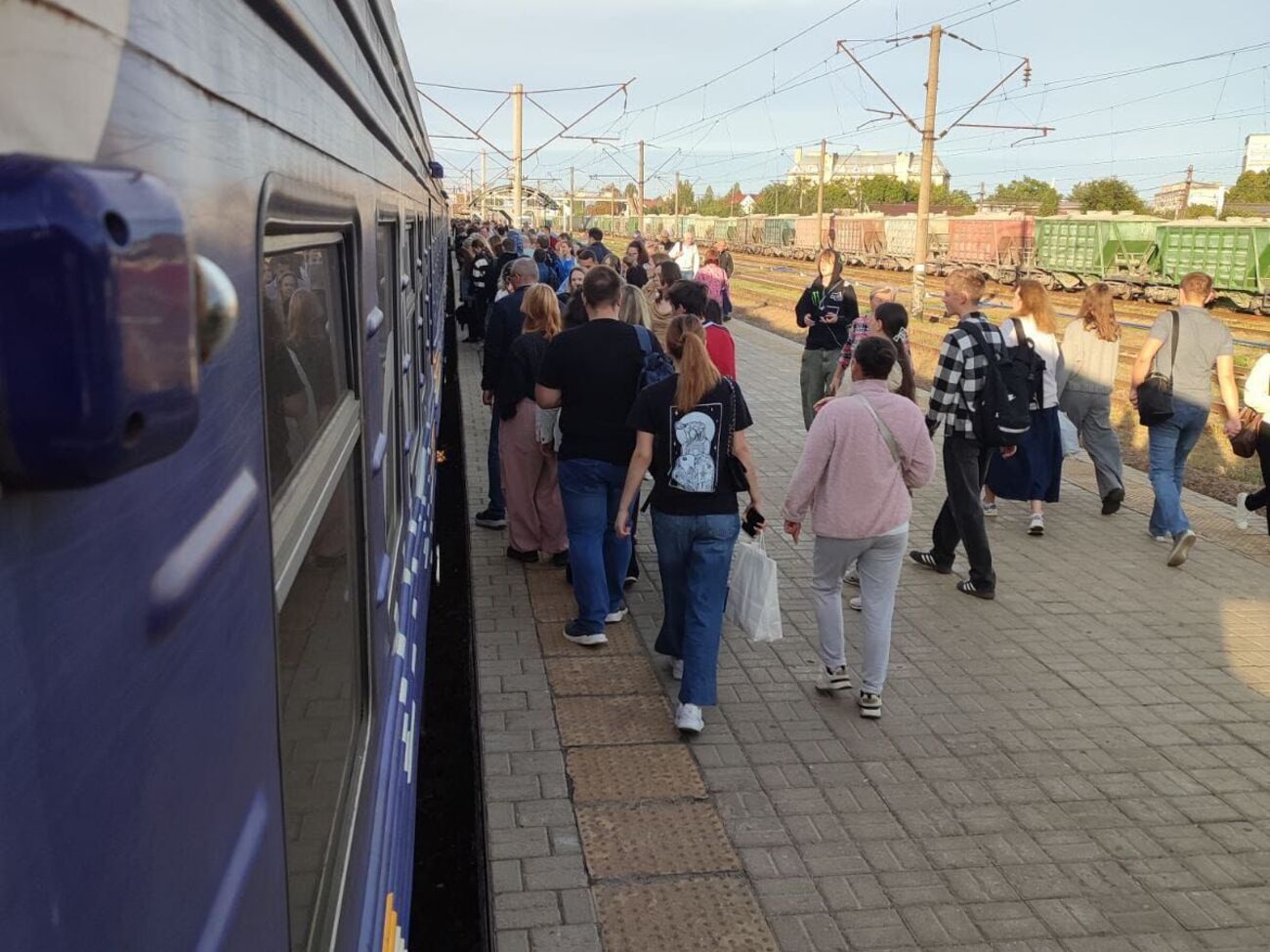 Скандал на "Укрзалізниці". Поезд резко сократил время стоянки и уехал без пассажира, в вагоне остались вещи