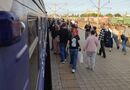 Скандал на "Укрзалізниці". Поезд резко сократил время стоянки и уехал без пассажира, в вагоне остались вещи