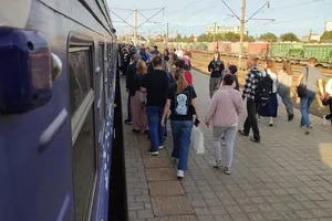 Скандал на "Укрзалізниці". Поезд резко сократил время стоянки и уехал без пассажира, в вагоне остались вещи