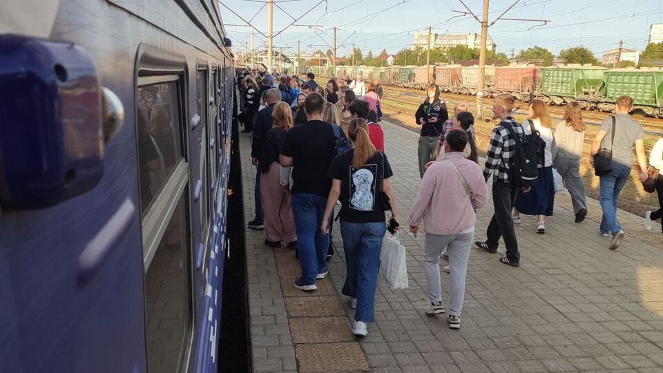 Скандал на "Укрзалізниці". Поїзд різко скоротив час зупинки й поїхав без пасажира, у вагоні залишилися речі