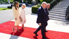 Трамп, який 29 секунд стискав руку Макрона, повторив трюк із Чарльзом III. Як відреагував монарх
