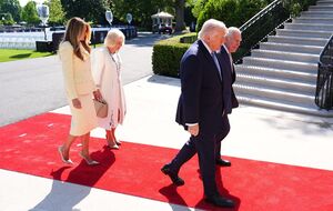 Трамп, який 29 секунд стискав руку Макрона, повторив трюк із Чарльзом III. Як відреагував монарх