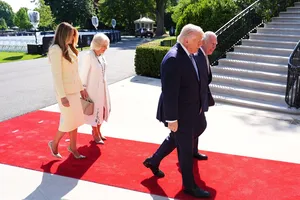 Трамп, який 29 секунд стискав руку Макрона, повторив трюк із Чарльзом III. Як відреагував монарх