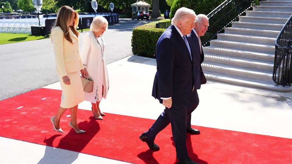 Трамп, який 29 секунд стискав руку Макрона, повторив трюк із Чарльзом III. Як відреагував монарх