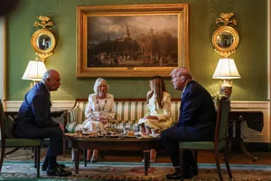 "Этот рекорд нам не повторить, дорогая. Мне жаль": Трамп подколол жену на встрече с Чарльзом III