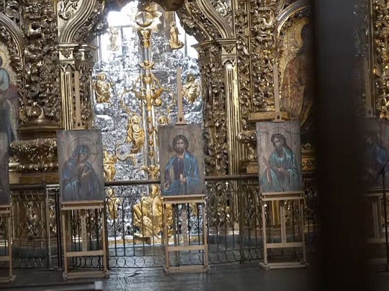 У Софії Київській виставили ікони, написані на ящиках з-під озброєнь