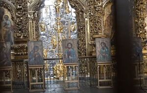 В Софии Киевской выставили иконы, написанные на ящиках из-под вооружений