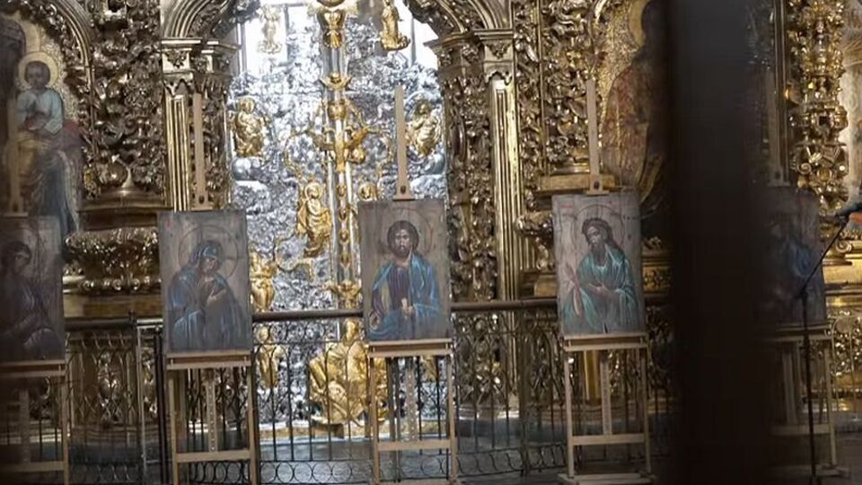 В Софии Киевской выставили иконы, написанные на ящиках из-под вооружений