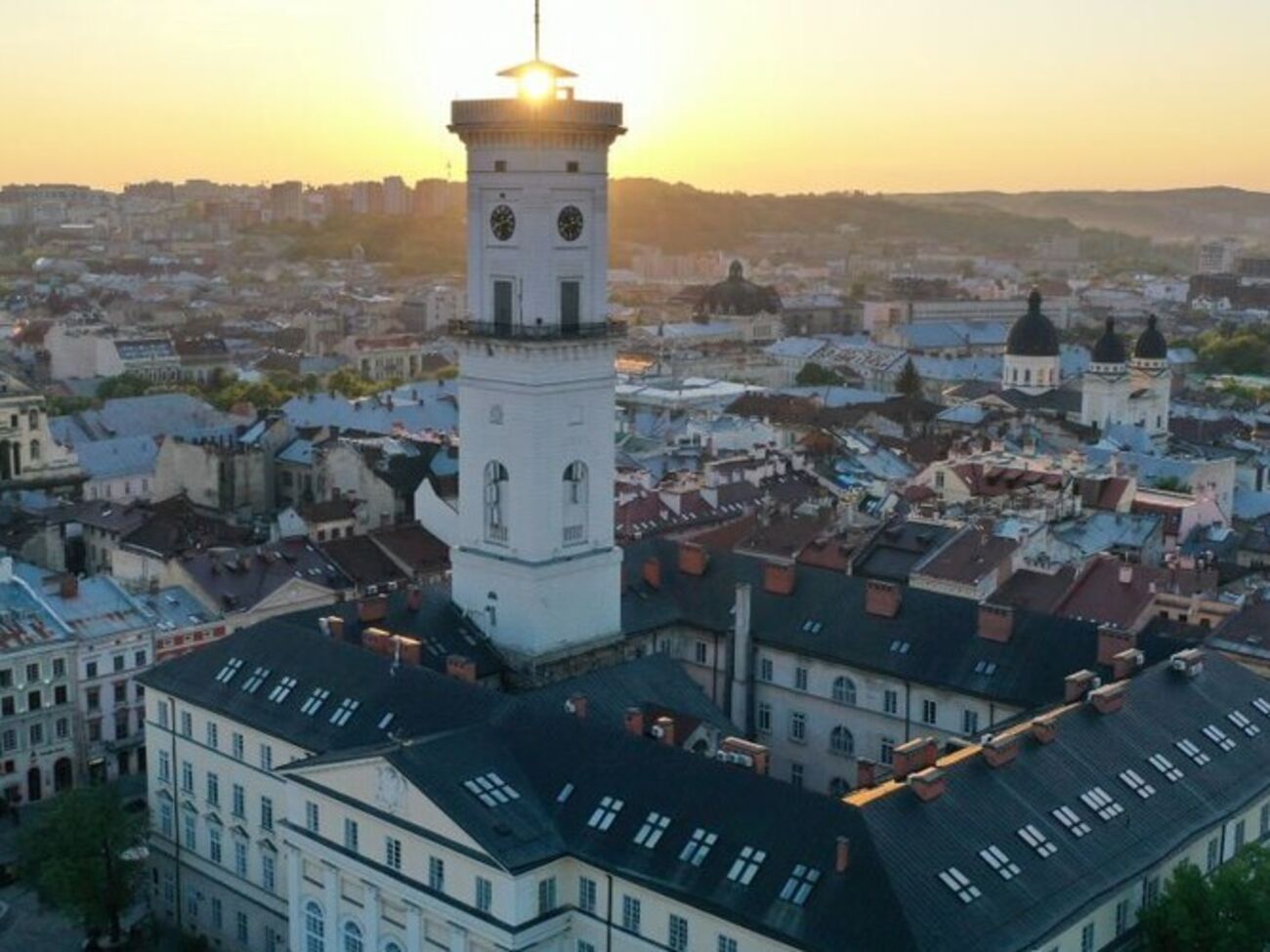 У Львові з вежі Ратуші вистрибнув і розбився громадянин Австралії