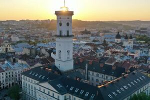 У Львові з вежі Ратуші вистрибнув і розбився громадянин Австралії