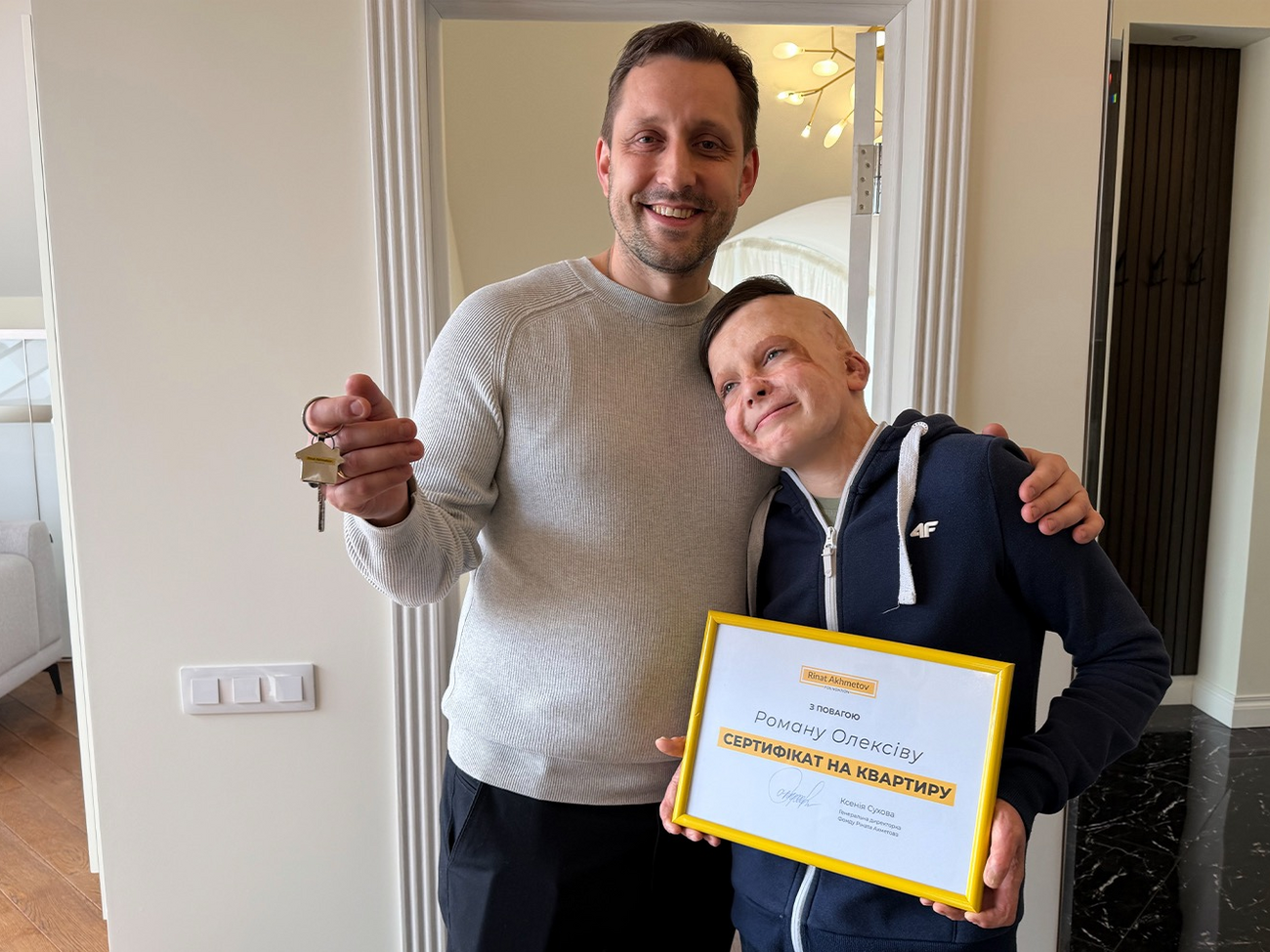 11-річний Роман Олексів, який вижив після обстрілу Вінниці, отримав квартиру від Ріната Ахметова
