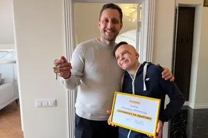 11-річний Роман Олексів, який вижив після обстрілу Вінниці, отримав квартиру від Ріната Ахметова