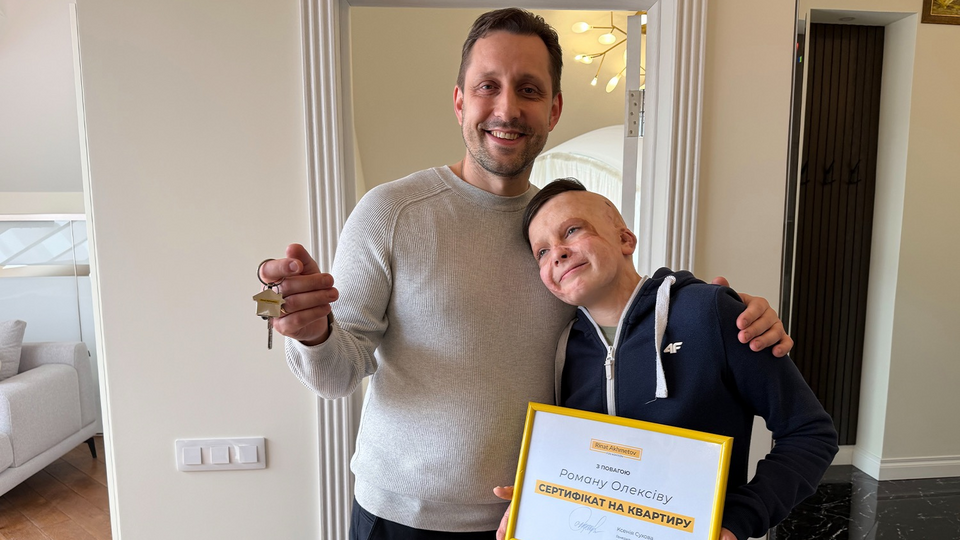 11-річний Роман Олексів, який вижив після обстрілу Вінниці, отримав квартиру від Ріната Ахметова