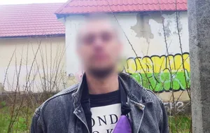 "Перезаряджав зброю і направляв у бік перехожих". У Києві затримали чоловіка з пістолетом