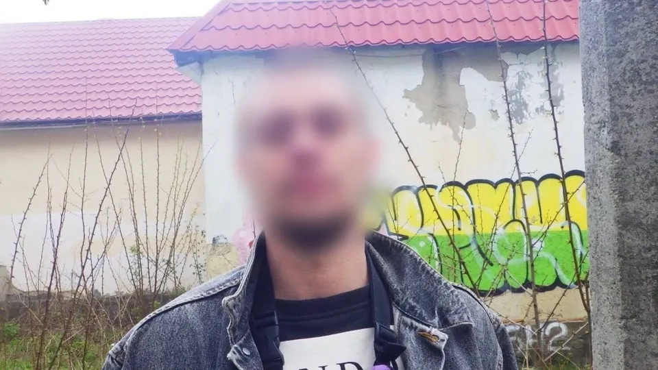 "Перезаряджав зброю і направляв у бік перехожих". У Києві затримали чоловіка з пістолетом