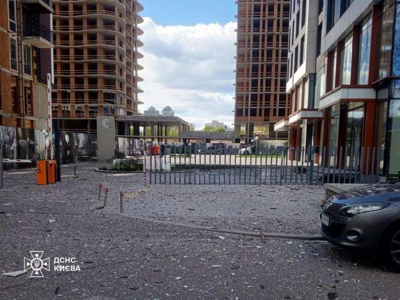 Росія посеред дня атакувала Київ. Один дрон влетів у будинок, уламки іншого впали на кладовище