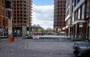 Росія посеред дня атакувала Київ. Один дрон влетів у будинок, уламки іншого впали на кладовище