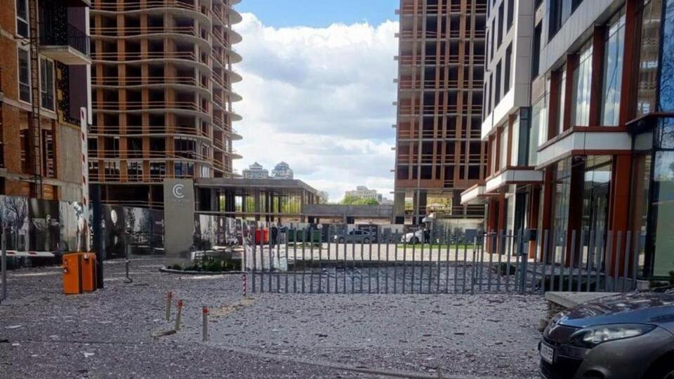 Россия в середине дня атаковала Киев. Один дрон врезался в дом, обломки другого упали на кладбище