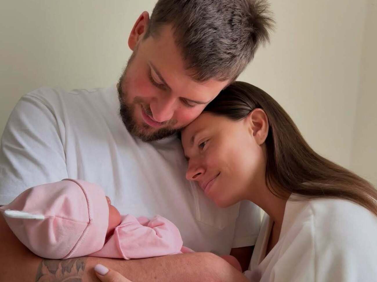 "Дуже смішно",  "Скільки йому заплатили?" Бех-Романчук запеленала чоловіка як дитину. Що вона робила далі?