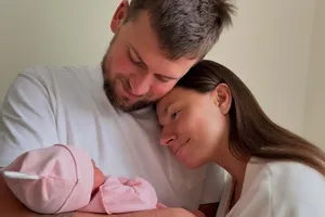 "Дуже смішно", "Скільки йому заплатили?" Бех-Романчук запеленала чоловіка як дитину. Що вона робила далі?