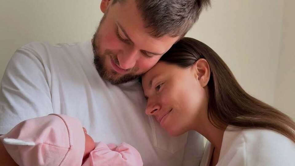 "Дуже смішно", "Скільки йому заплатили?" Бех-Романчук запеленала чоловіка як дитину. Що вона робила далі?