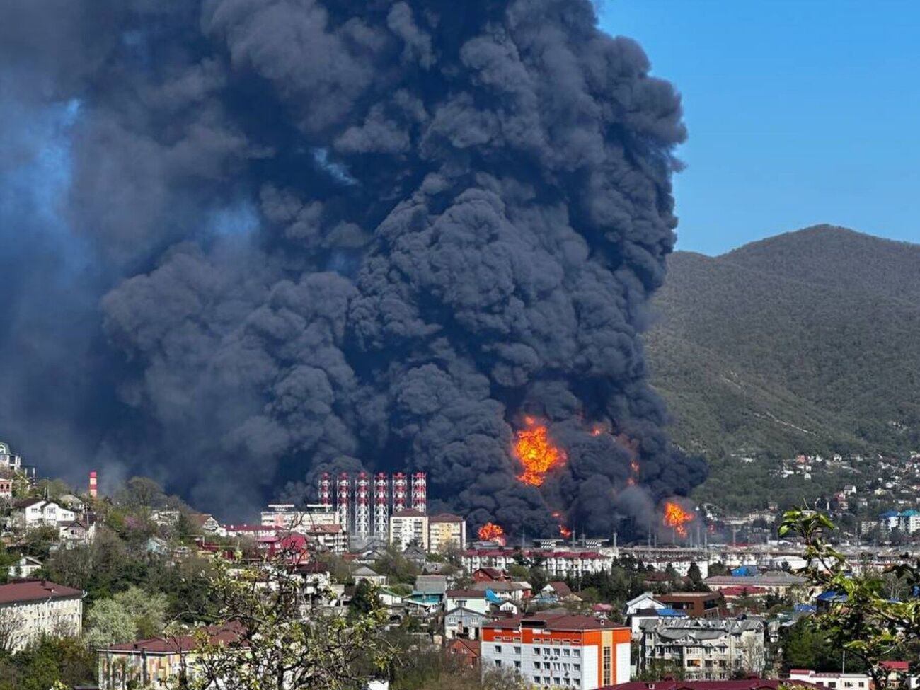 Кипящая нефть на улице, колоссальный столб дыма, эвакуация. Что снова происходит в Туапсе? 