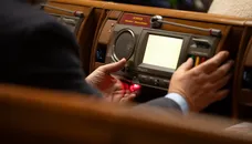 Рада продовжила мобілізацію й воєнний стан. Двоє нардепів голосували проти