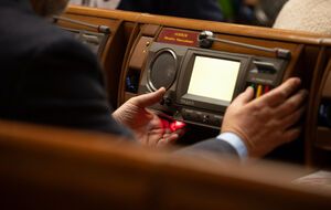 Рада продлила мобилизацию и военное положение. Двое нардепов голосовали против