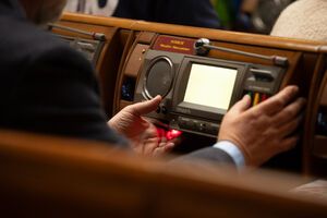 Рада продовжила мобілізацію й воєнний стан. Двоє нардепів голосували проти