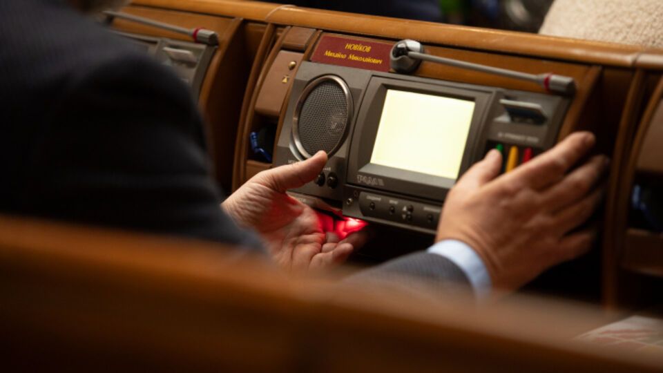 Рада продовжила мобілізацію й воєнний стан. Двоє нардепів голосували проти