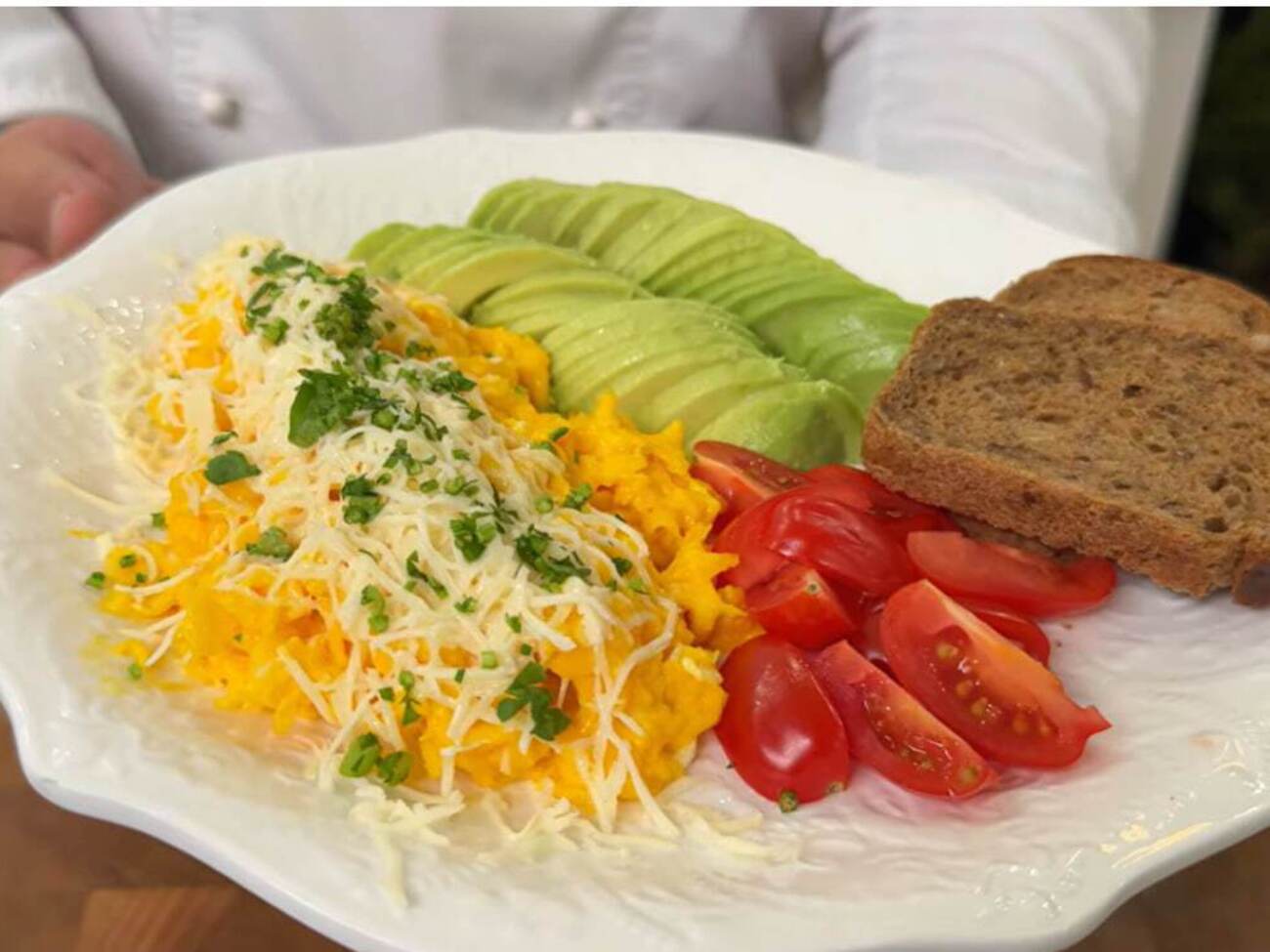 Всего два яйца и ни капли молока. Рецепт нежнейшего скрембла за пару минут