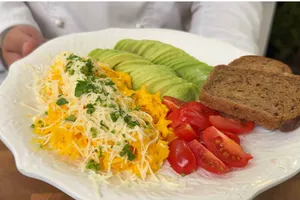 Всего два яйца и ни капли молока. Рецепт нежнейшего скрембла за пару минут