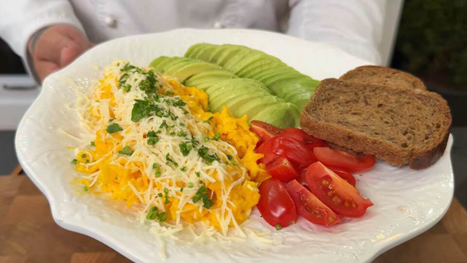 Лише два яйця й ані краплі молока. Рецепт надзвичайно ніжного скрембла за кілька хвилин