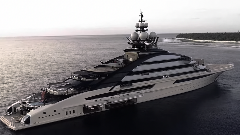 Супер'яхта одного з головних соратників Путіна пройшла Ормузькою протокою після переговорів РФ й Ірану