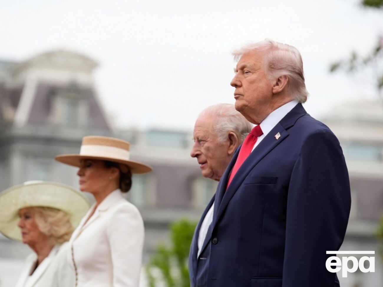 "Ну какое же Трамп хамло". Президент США оставил королеву Камиллу "с протянутой рукой". Видео