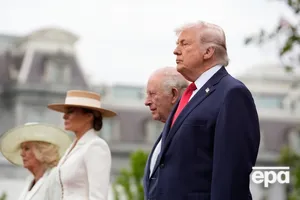 "Ну какое же Трамп хамло". Президент США оставил королеву Камиллу "с протянутой рукой". Видео