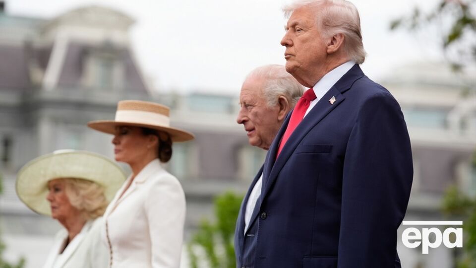 "Ну яке ж Трамп хамло". Президент США залишив королеву Каміллу "з простягнутою рукою". Відео