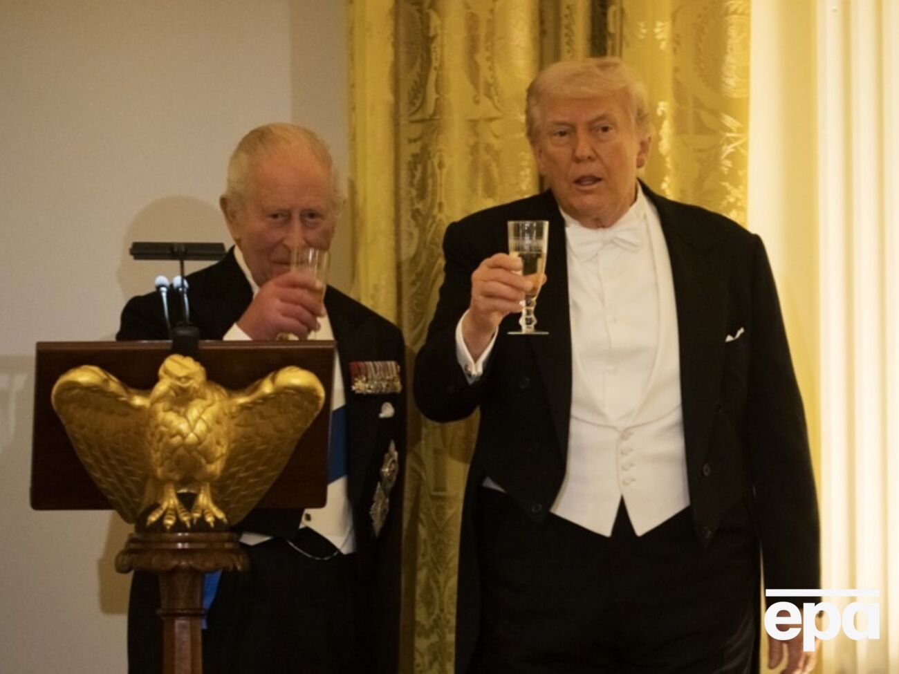 Чарльз III подколол Трампа по поводу ремонта, который тот затеял в Белом доме. Видео