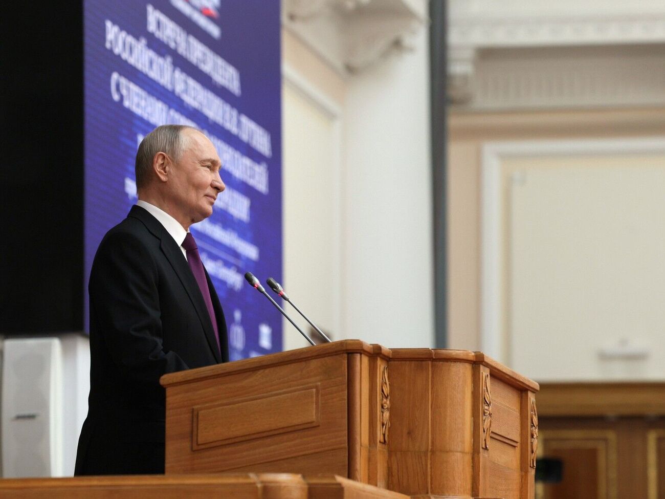 Теряющий рейтинг Путин предложил "не зацикливаться" на запретах. Что происходит