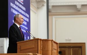 Теряющий рейтинг Путин предложил "не зацикливаться" на запретах. Что происходит