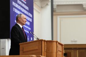 Теряющий рейтинг Путин предложил "не зацикливаться" на запретах. Что происходит