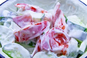 "Дуже смачно, корисно й дуже швидко". Овочевий салат зі сметаною. Експрес-рецепт