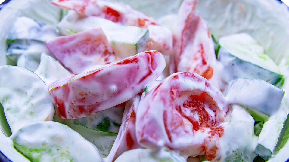 "Дуже смачно, корисно й дуже швидко". Овочевий салат зі сметаною. Експрес-рецепт