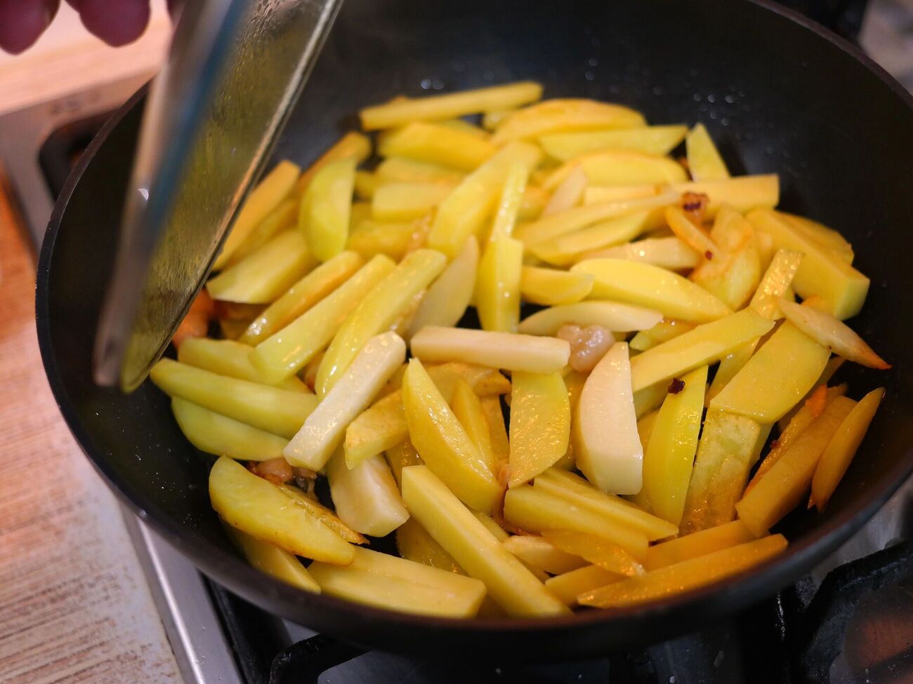 Почему нельзя мешать картофель, пока он жарится. Лайфхак, как легко получить хрустящую корочку