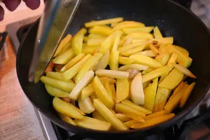 Почему нельзя мешать картофель, пока он жарится. Лайфхак, как легко получить хрустящую корочку